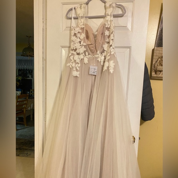 Brand New David’s Bridal appliqued cap sleeve tulle ball gown wedding dress - Picture 15 of 16